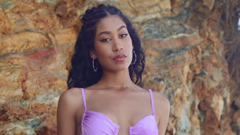 latina de cabello rizado de cerca en bikini en la playa en un día soleado