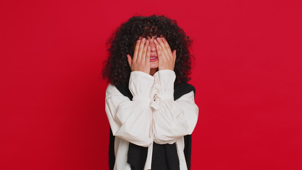 asustado conmocionado joven mujer cerrando los ojos, confundido tímido asustado rechazar a ver, fobia, vergüenza, estrés