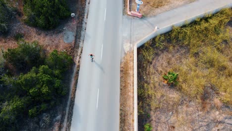 Skater-De-Longboard-Empujando-Cuesta-Abajo-En-Ibiza-Cool-Antena-Aérea