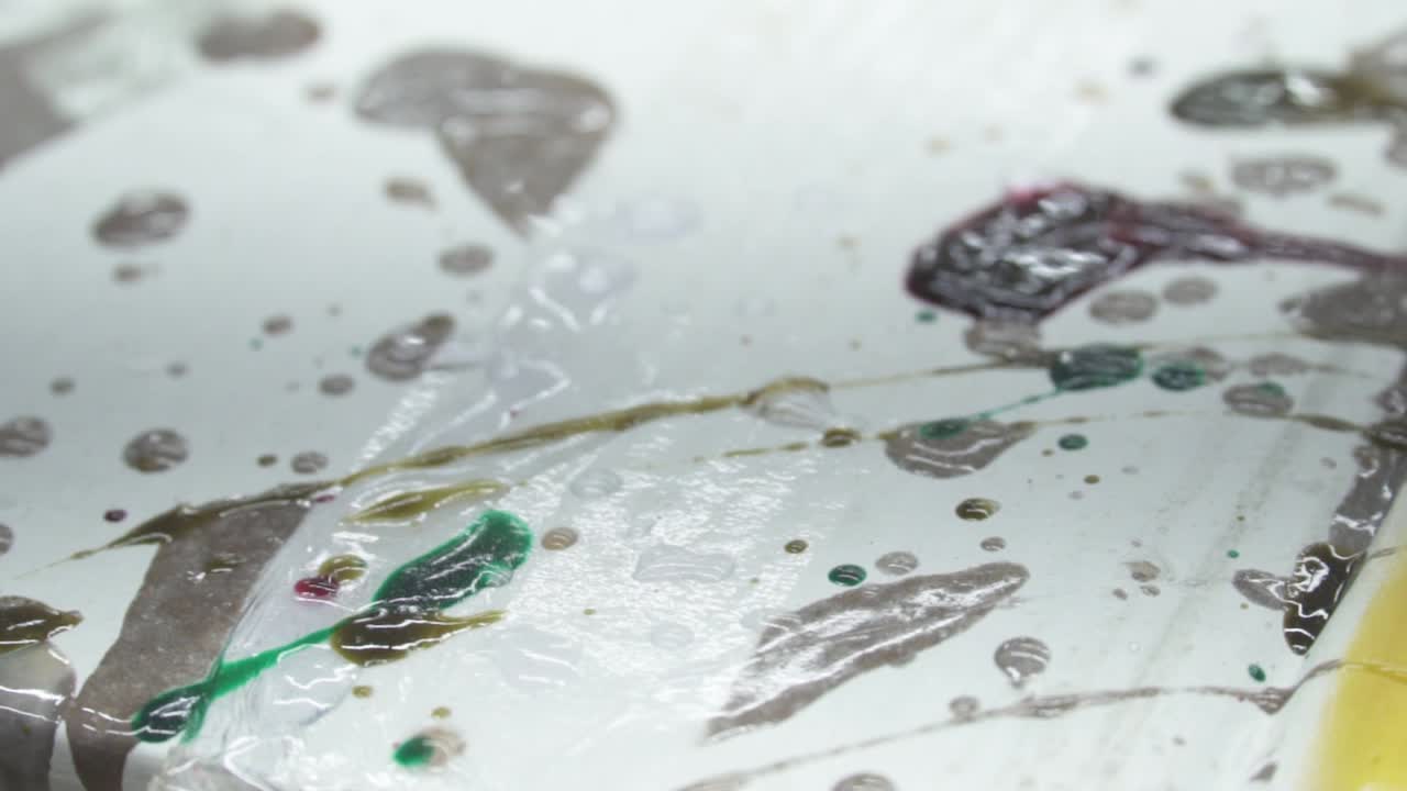 느린 트랙 페인트가 바닥에 떨어집니다.