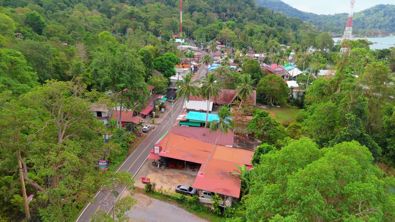 Vista aérea da Lonely Beach em Koh Chang, Tailândia, mostrando a vila, as lojas, a estrada principal e as acomodações para hóspedes