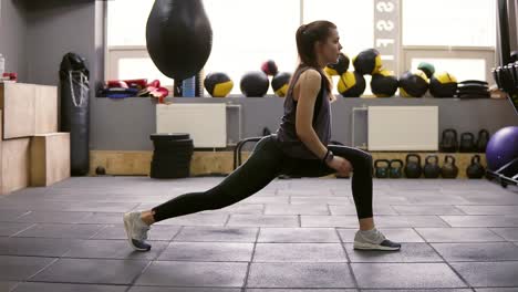 Joven-Y-Bella-Mujer-Atlética-Morena-Haciendo-Ejercicios-De-Estocadas-En-El-Gimnasio.-Preparándose-Para-El-Verano.-Aptitud-Y-Bienestar.