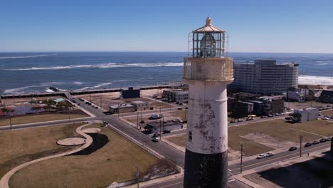 Vuelo-Aéreo-Del-Faro-De-La-Costa-De-Jersey-Con-Encuadre-Derecho