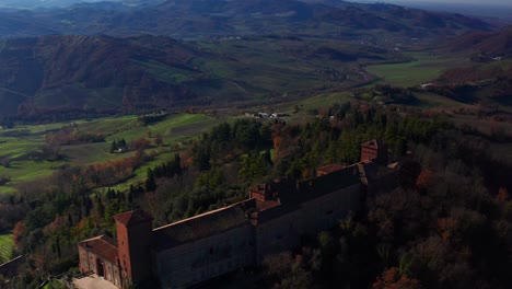 Vista-Aérea-De-La-Campiña-De-Pavia-Con-Dolly-Sobre-El-Castillo-De-Montalto-Pavese