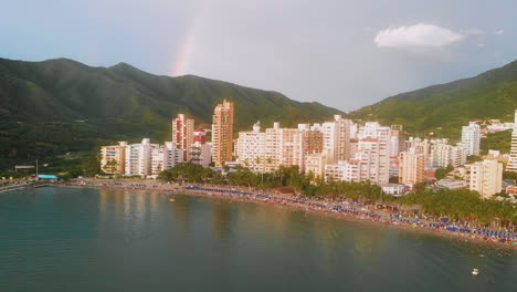 Vista-Aérea-De-La-Playa-Del-Rodadero-Y-Hermoso-Arcoiris