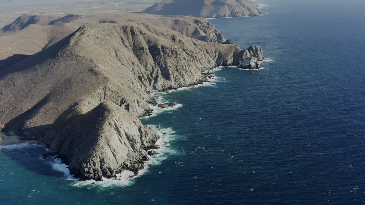 drone panoramización sobre los picos de punta lobos
