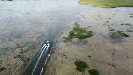 a boat
entering the archipelagos