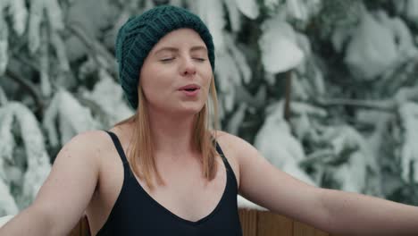 Mujer-Caucásica-Durante-El-Baño-De-Invierno-En-Tubo-Al-Aire-Libre.