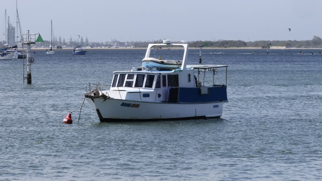 un barco está anclado en una bahía tranquila