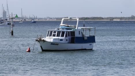 un barco está anclado en una bahía tranquila