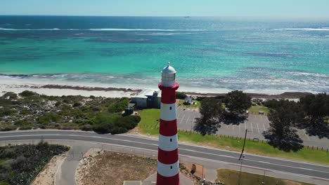 pintoresco faro de punto moor rojo y blanco en geraldton, perth