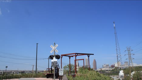 cleveland, ohio towpath sendero para andar en bicicleta y correr cerca de la industria del centro a lo largo del río cuyahoga