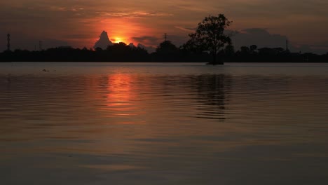 4k timelapse puesta de sol en el lago