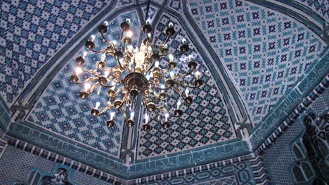 interior da mesquita de azulejos azuis