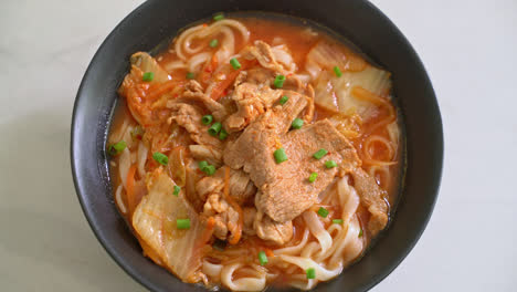 Fideos-Ramen-Udon-Coreanos-Con-Cerdo-En-Sopa-De-Kimchi---Estilo-De-Comida-Asiática