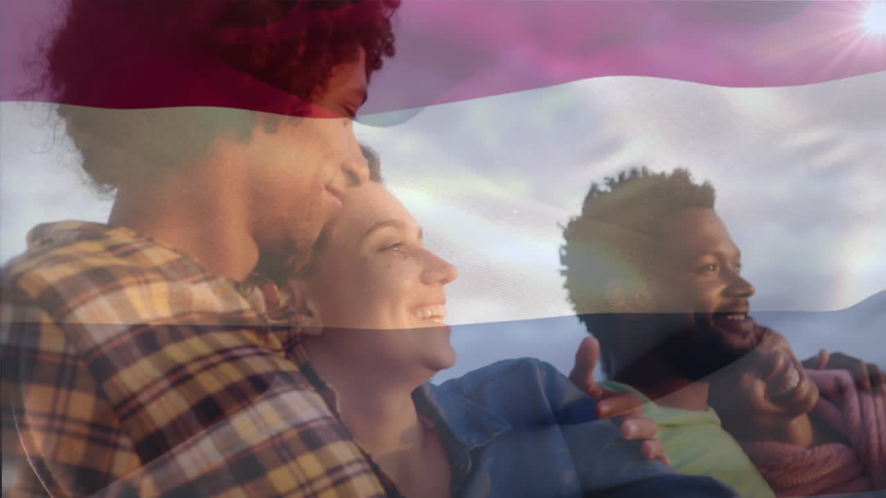 animación de la bandera de los países bajos sobre diversos amigos en la playa.