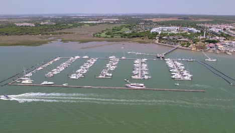 Boote-Fahren-Durch-Die-Flussmündung-Neben-Dem-Yachthafen