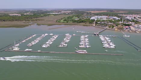 barcos navegando a través del estuario junto al puerto deportivo