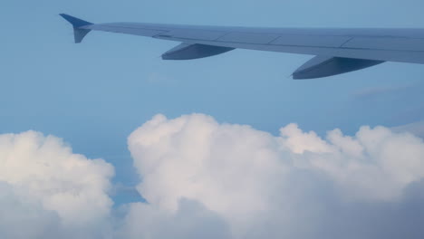 volando a través de nubes desde una ventana de un avión con nubes durante un viaje en un vuelo