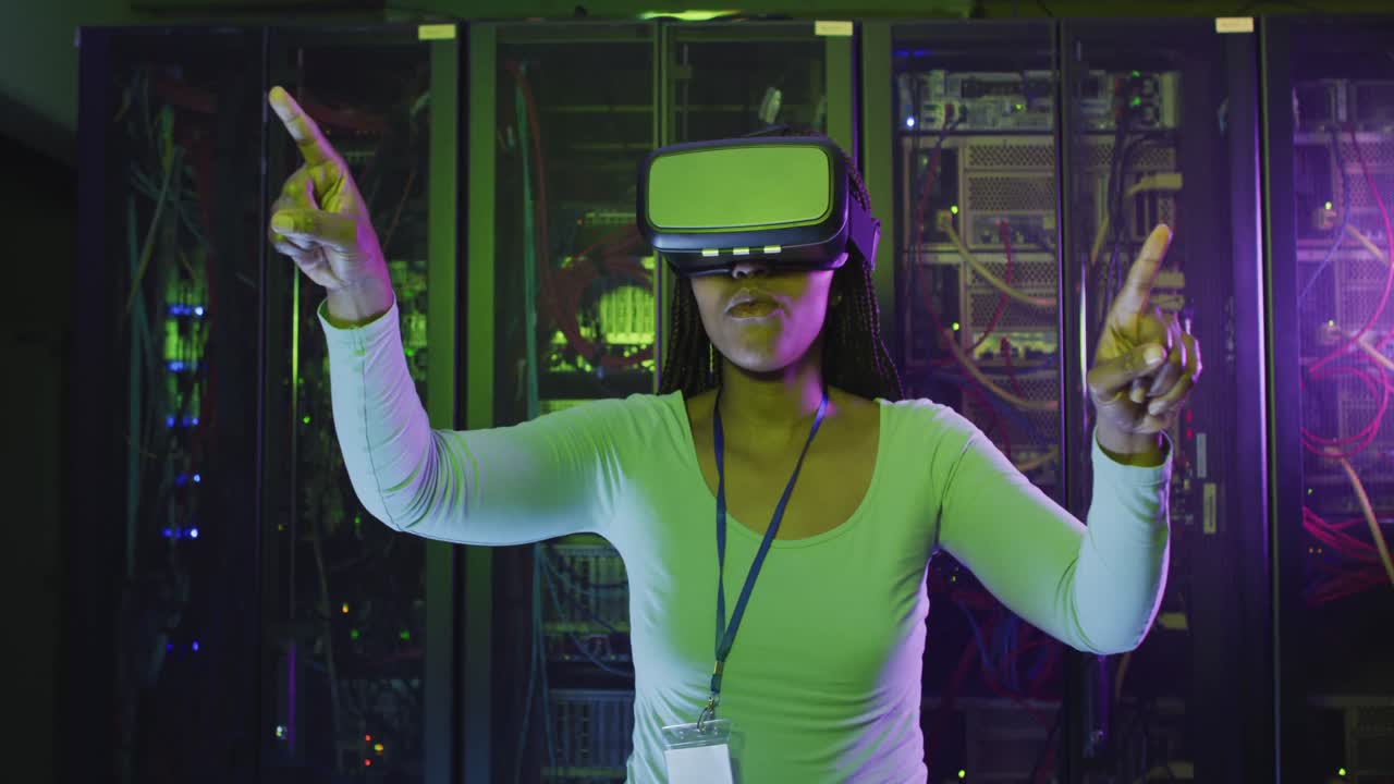 tecnica informatica afroamericana che usa le cuffie vr che lavora in una sala server aziendale