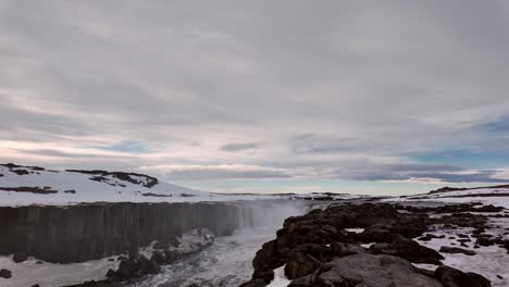 Eine-Weitwinkelaufnahme-Des-Selfoss-Wasserfalls,-Island