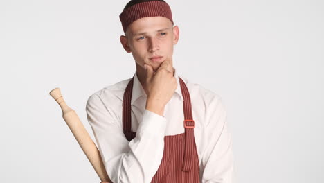 un tipo rubio con uniforme de chef, pensando