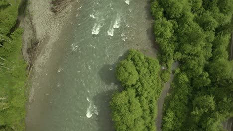 Drohnenaufnahmen-über-Dem-Pazifischen-Nordwestfluss-Mit-Wald,-Straße,-Vogelperspektive-Von-Oben-Nach-Unten