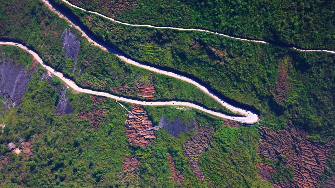 este metraje captura una sinuosa carretera de montaña en ha giang, vietnam del norte, vista desde la perspectiva de un avión no tripulado
