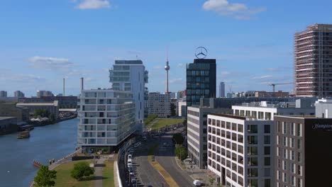 Fernsehturm,-Berliner-Sommerstadtmauer-Grenzfluss