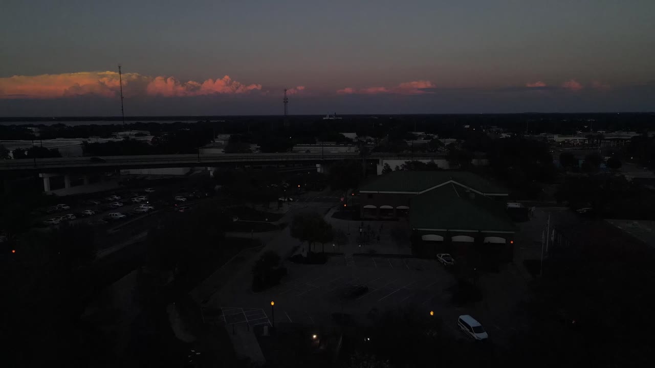 Letecký záběr otáčející se v centru Lakelandu na Floridě, jak se blíží noc.