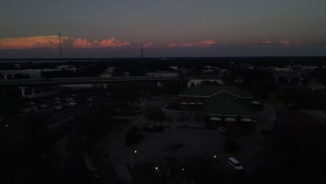 giro aéreo en el centro de lakeland, florida acercándose al anochecer