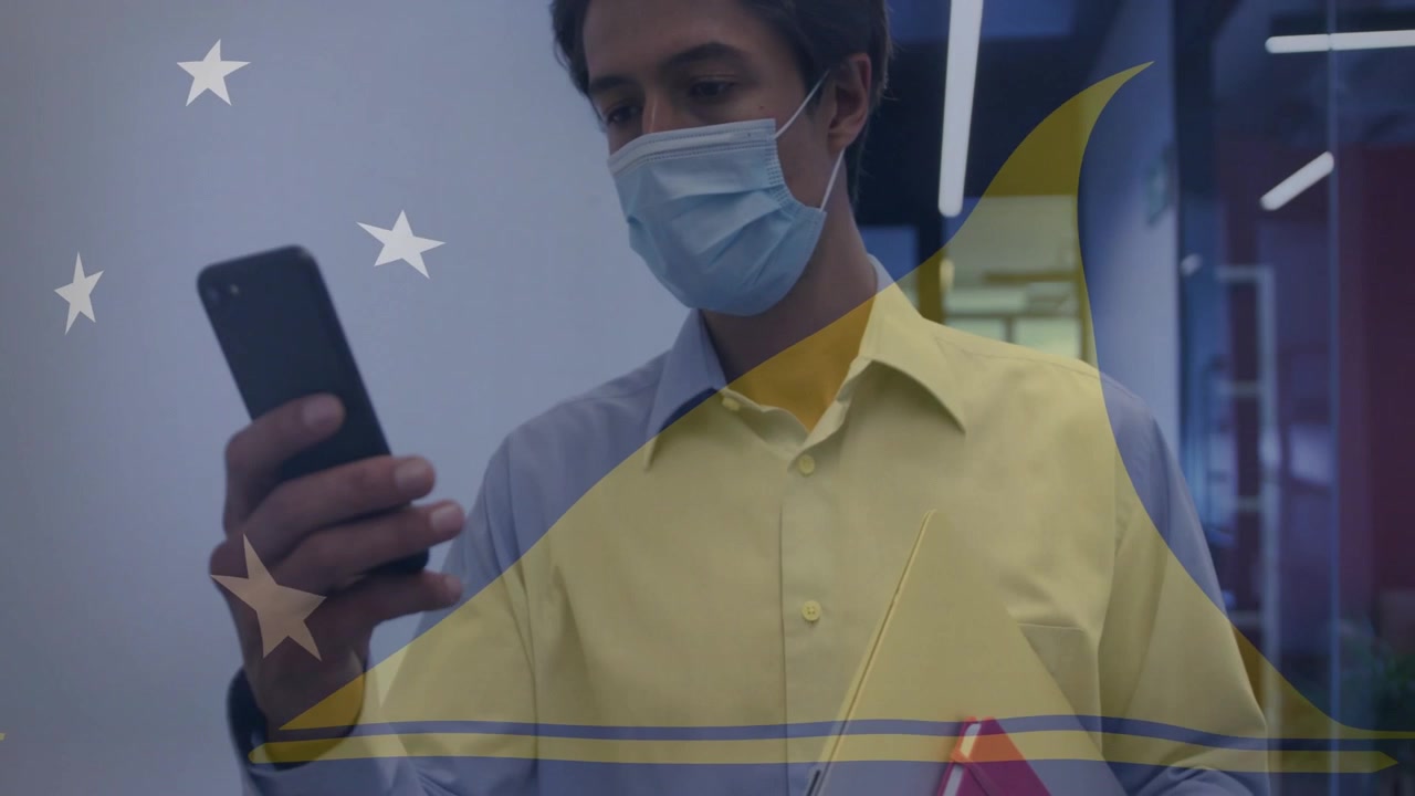 Professionista d'ufficio che riceve un avviso, controlla il telefono, tiene una cartella, con una sovrapposizione mascherata che attraversa la fotocamera del telefono ingrandendo