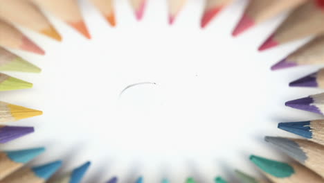 lápices de color en rotación