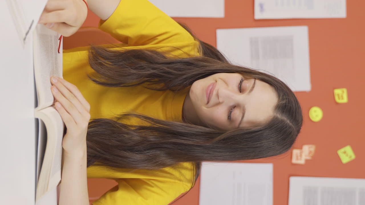 책과 소녀 학생의 수직 비디오.