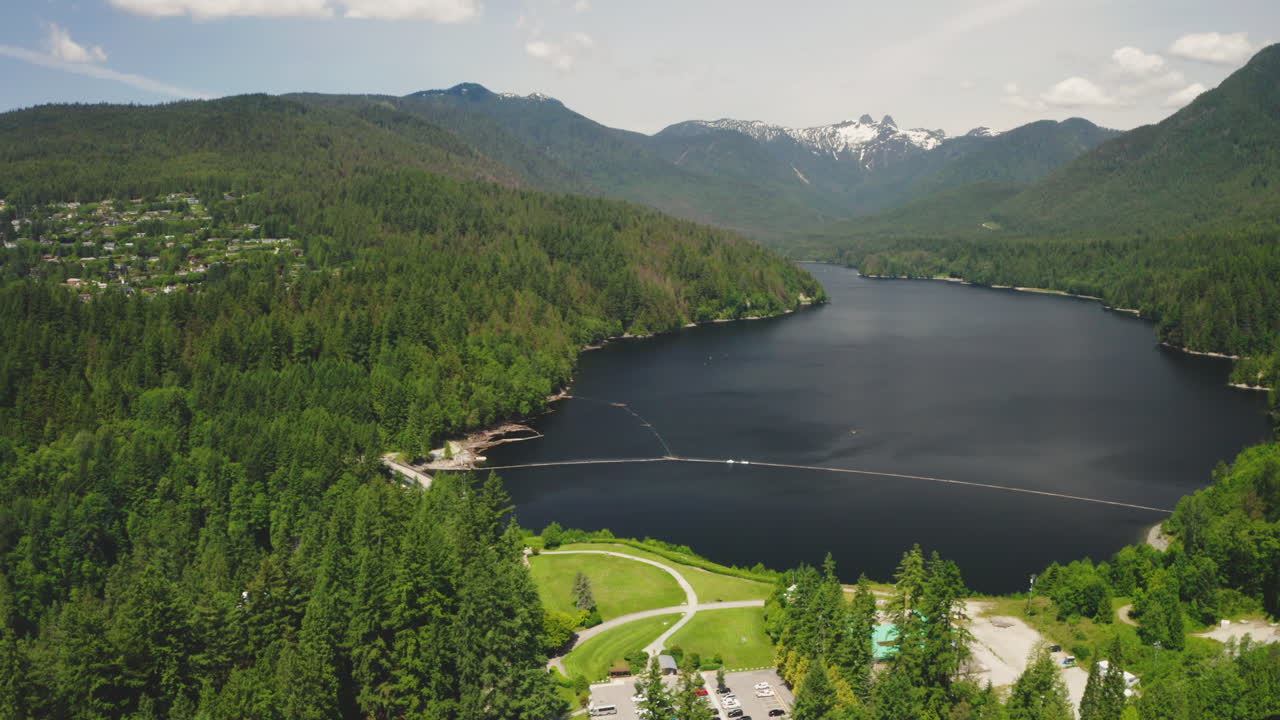 vista aérea de drones sobre el pintoresco lago capilano en el norte de vancouver, columbia británica