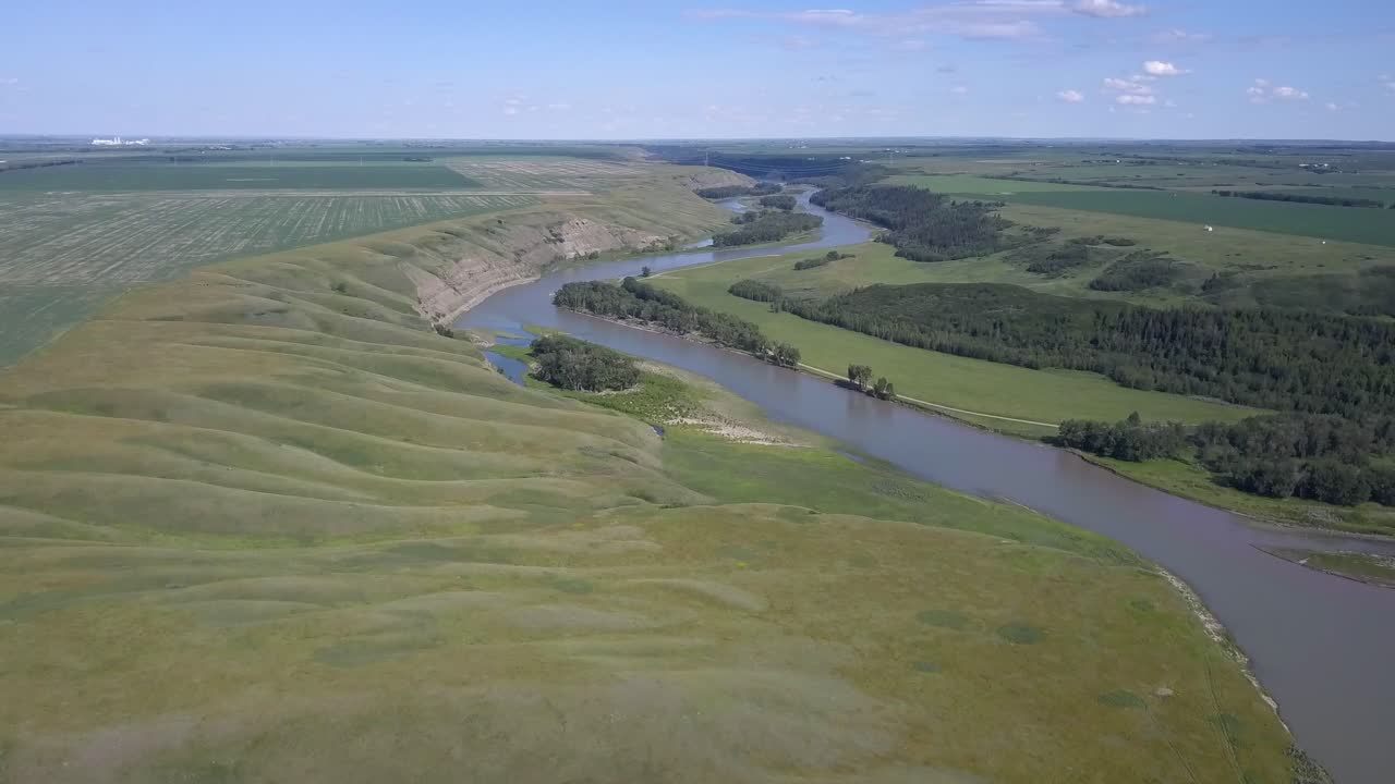 목가적인 대초원 강 계곡의 아름다운 조감도