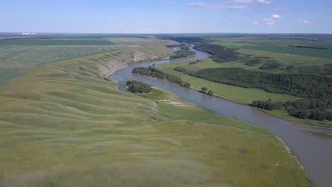 Hermosa-Vista-Aérea-De-Un-Bucólico-Valle-Del-Río-Pradera