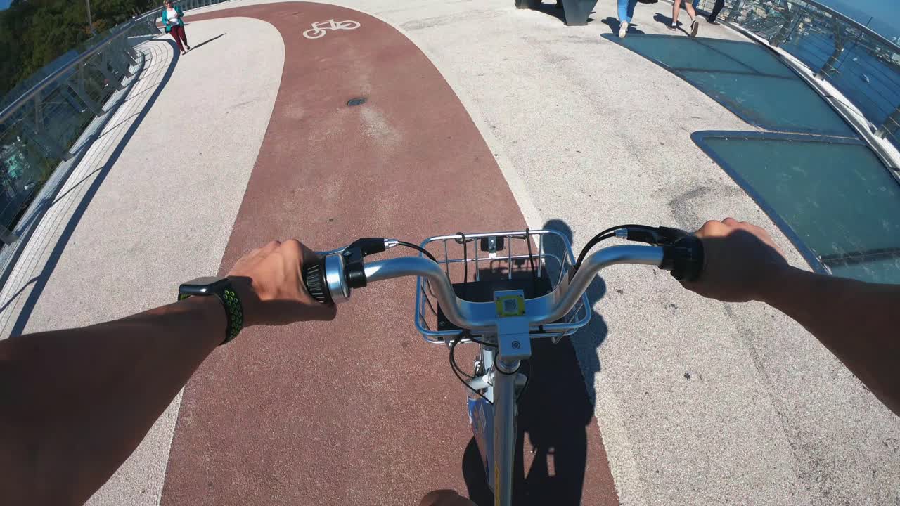 도시 다리 경로에서 전자자전거를 타고