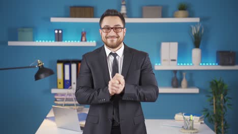 hombre de negocios feliz mirando a la cámara felicitando.