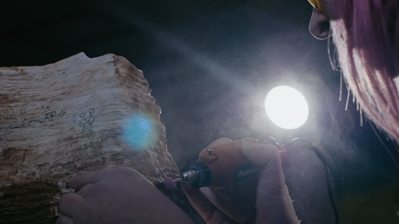 돌 조각 작업 중