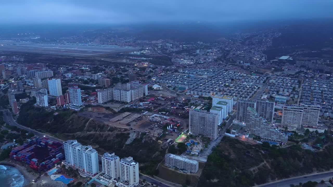 vista aérea de la ciudad de maiquetia por la tarde