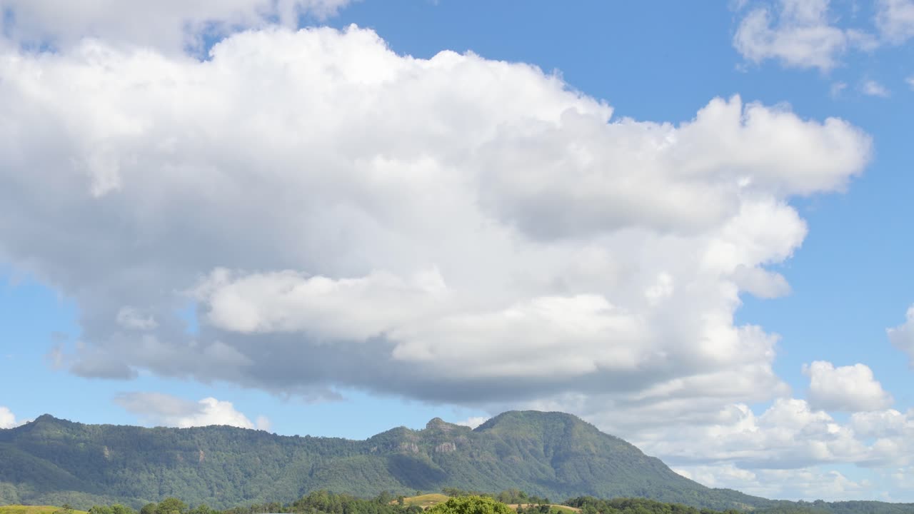 las nubes se desplazan sobre el paisaje montañoso pintoresco