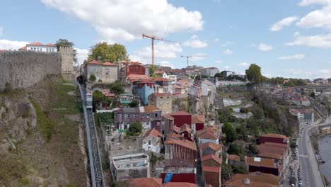 Blick-Auf-Die-Standseilbahn-Von-Guinadis-Von-Der-Luís-i-Brücke,-Porto,-Portugal