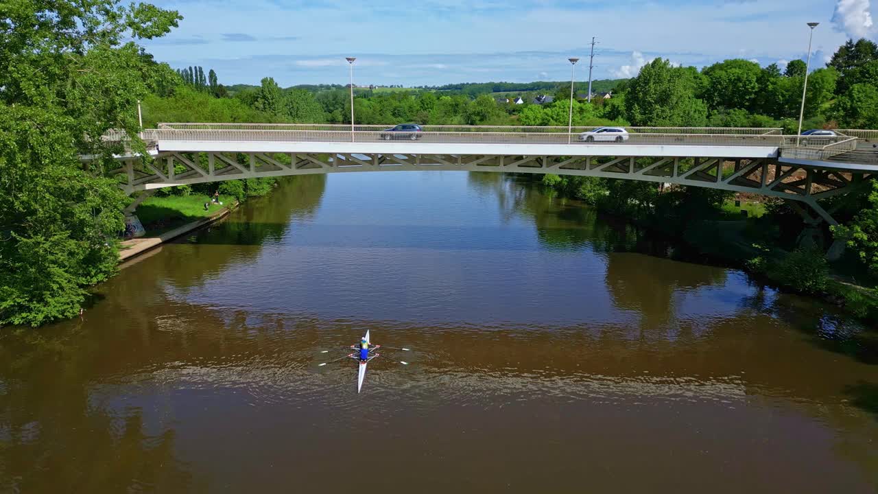 puente de pritz sobre el río mayenne, frontera entre laval y changé, francia
