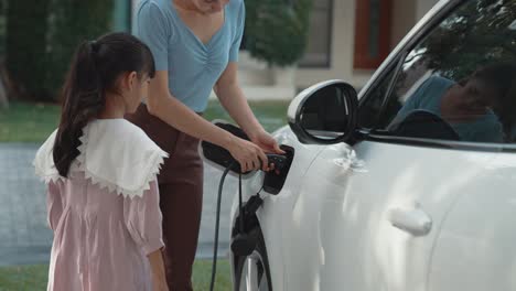 Estilo-De-Vida-Progresivo-De-Madre-E-Hija-Con-Coche-Ev-Y-Estación-De-Carga.