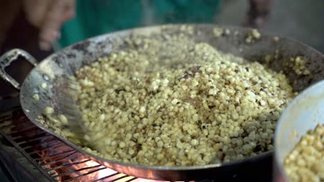 mujer cocinando un delicioso maíz