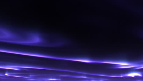 la aurora boreal púrpura se mueve en el cielo de invierno