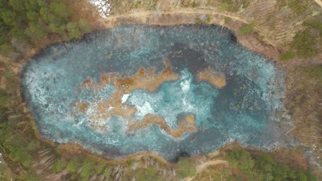 Antena:-Estanque-De-Agua-Azul-Congelada-En-El-Bosque-En-El-Desierto-De-Lituania