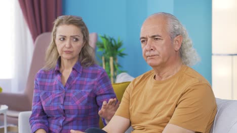 una mujer ofendida por su marido, una pareja que no se lleva bien.
