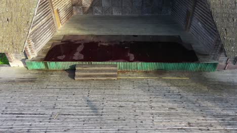 escenario de actuación de aldea rural en vista ascendente inclinada hacia abajo